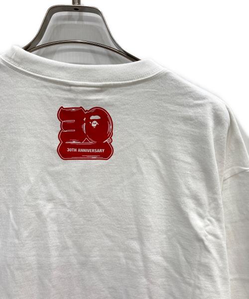A BATHING APE（ア ベイシング エイプ）A BATHING APE (ア ベイシング エイプ) 30周年記念ロゴプリントTシャツ ホワイト×レッド サイズ:XLの古着・服飾アイテム