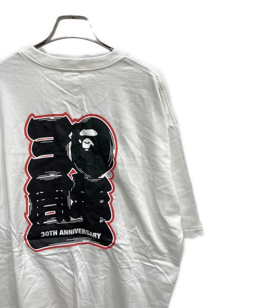 A BATHING APE（ア ベイシング エイプ）A BATHING APE (ア ベイシング エイプ) 30周年記念ロゴプリントTシャツ ホワイト×イエロー サイズ:2XLの古着・服飾アイテム