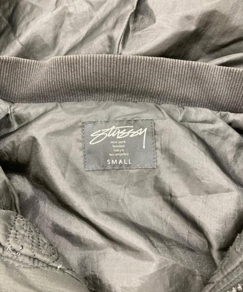 stussy（ステューシー）stussy (ステューシー) フーデッドキルトブルゾン ブラック サイズ:SMALLの古着・服飾アイテム