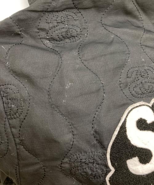 stussy（ステューシー）stussy (ステューシー) フーデッドキルトブルゾン ブラック サイズ:SMALLの古着・服飾アイテム