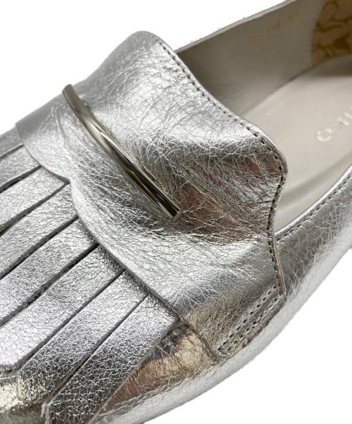 卑弥呼（ヒミコ）卑弥呼 (ヒミコ) メタルバーキルトローファー シルバー サイズ:25.0の古着・服飾アイテム