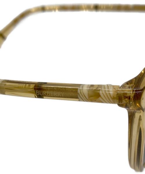 BURBERRY（バーバリー）BURBERRY (バーバリー) クリアフレームサングラス ベージュ サイズ:56□18-145の古着・服飾アイテム