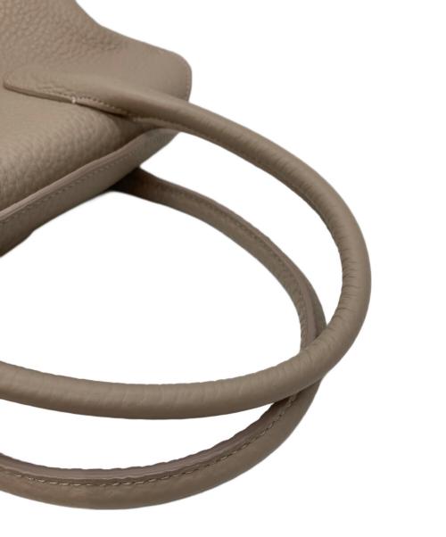 IACUCCI（イアクッチ）IACUCCI (イアクッチ) 「ラーナ M ALCE」ハンドバッグ グレージュの古着・服飾アイテム