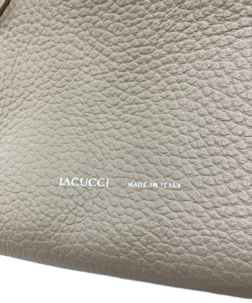 IACUCCI（イアクッチ）IACUCCI (イアクッチ) 「ラーナ M ALCE」ハンドバッグ グレージュの古着・服飾アイテム