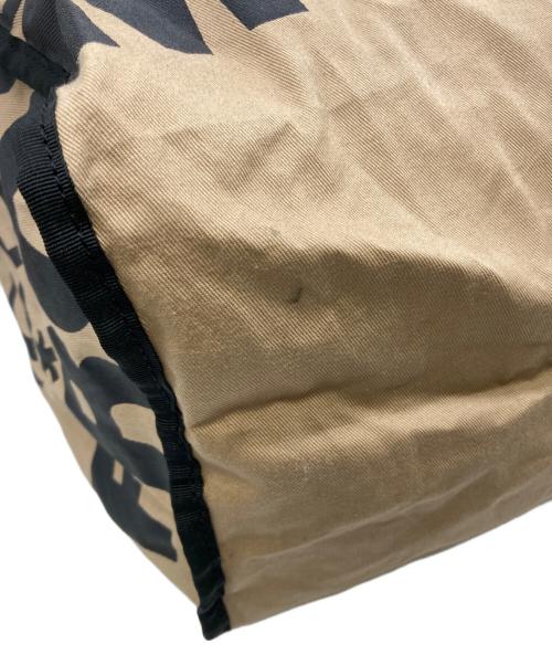 COMME des GARCONS（コムデギャルソン）COMME des GARCONS (コムデギャルソン) ロゴプリントホリデーシーズンメッセージバッグ ベージュの古着・服飾アイテム