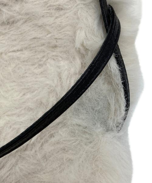 BRENTELLA（ブレンテッラ）BRENTELLA (ブレンテッラ) skinny strap fake fur sandal ホワイト サイズ:23.5cmの古着・服飾アイテム