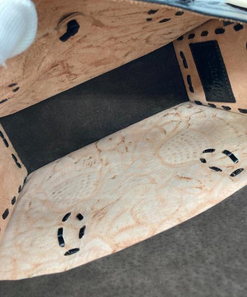 Carving Tribes（カービングトライブス）CARVING TRIBES (カービングトライブス) カーヴィングレザートートバッグ ブラックの古着・服飾アイテム