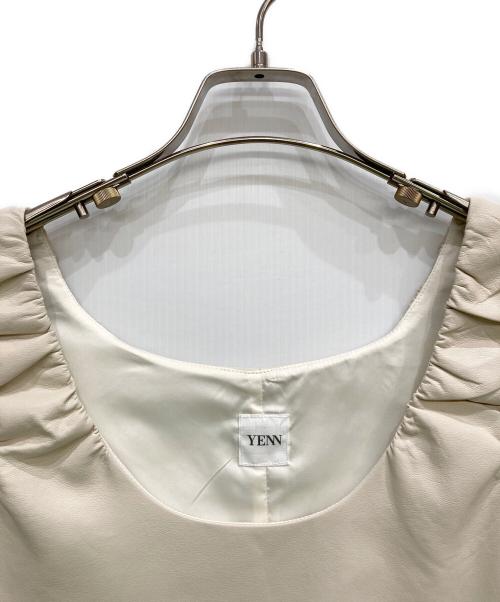 YENN（イエン）YENN (イエン) FAUX LEATHER MINI OP アイボリー サイズ:FREEの古着・服飾アイテム