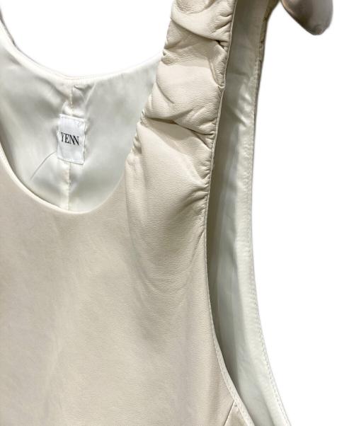 YENN（イエン）YENN (イエン) FAUX LEATHER MINI OP アイボリー サイズ:FREEの古着・服飾アイテム
