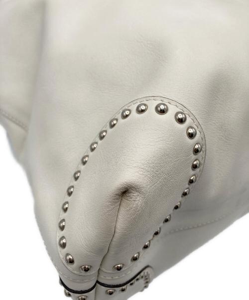 J&M DAVIDSON（ジェイ＆エム デヴィッドソン）J&M DAVIDSON (ジェイ＆エム デヴィッドソン) スタッズクラッチバッグ ホワイトの古着・服飾アイテム