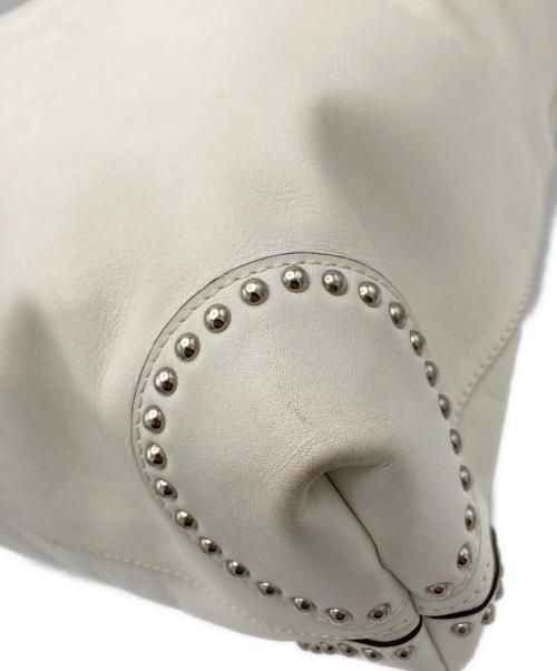 J&M DAVIDSON（ジェイ＆エム デヴィッドソン）J&M DAVIDSON (ジェイ＆エム デヴィッドソン) スタッズクラッチバッグ ホワイトの古着・服飾アイテム