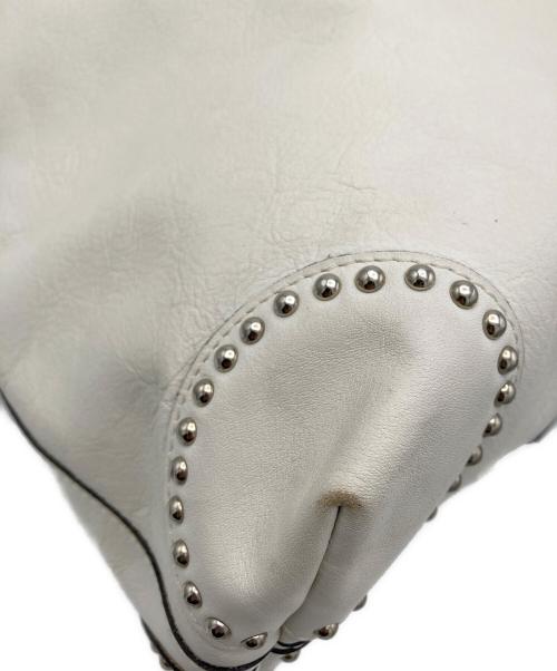 J&M DAVIDSON（ジェイ＆エム デヴィッドソン）J&M DAVIDSON (ジェイ＆エム デヴィッドソン) スタッズクラッチバッグ ホワイトの古着・服飾アイテム