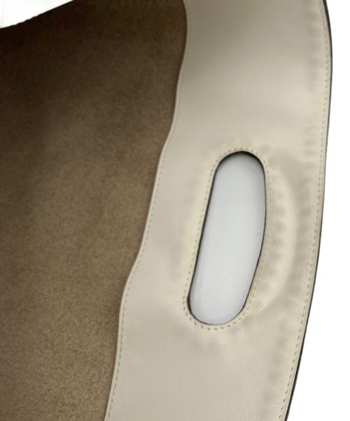 J&M DAVIDSON（ジェイ＆エム デヴィッドソン）J&M DAVIDSON (ジェイ＆エム デヴィッドソン) スタッズクラッチバッグ ホワイトの古着・服飾アイテム