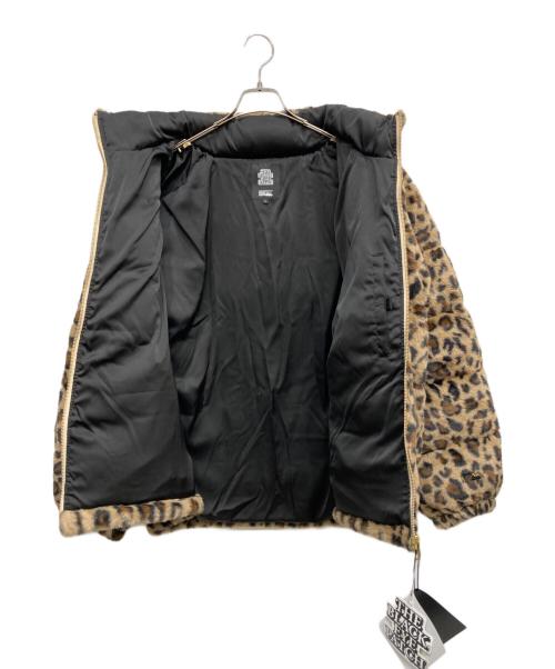THE BLACK EYE PATCH（ブラックアイパッチ）THE BLACK EYE PATCH (ブラックアイパッチ) FIRST DOWN (ファーストダウン) LABEL LEOPARD Down Jacket ベージュ サイズ:L 未使用品の古着・服飾アイテム