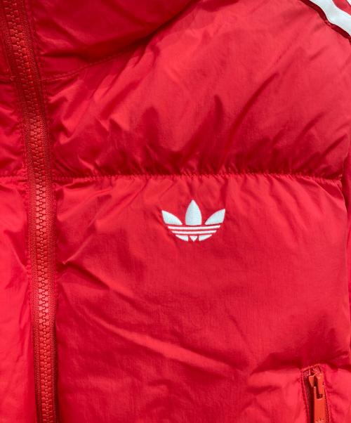 adidas（アディダス）adidas (アディダス) アディカラークロップド合成ダウンジャケット レッド サイズ:2XL 未使用品の古着・服飾アイテム