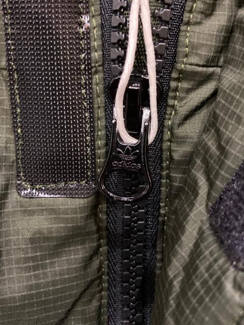 adidas（アディダス）adidas (アディダス) ダウンジャケット カーキ サイズ:Ⅿの古着・服飾アイテム