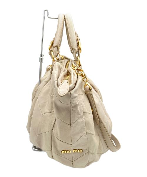 MIU MIU（ミュウミュウ）MIU MIU (ミュウミュウ) マテラッセ2WAYハンドバッグ アイボリーの古着・服飾アイテム