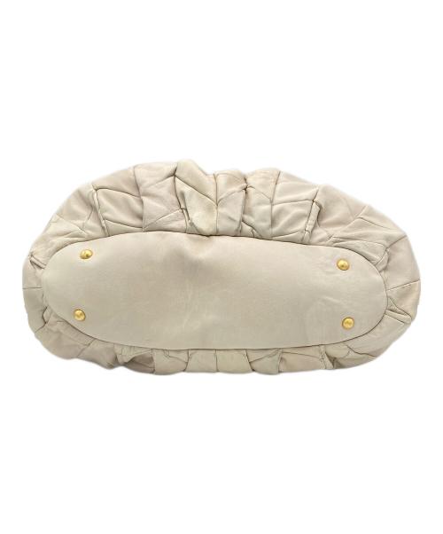 MIU MIU（ミュウミュウ）MIU MIU (ミュウミュウ) マテラッセ2WAYハンドバッグ アイボリーの古着・服飾アイテム