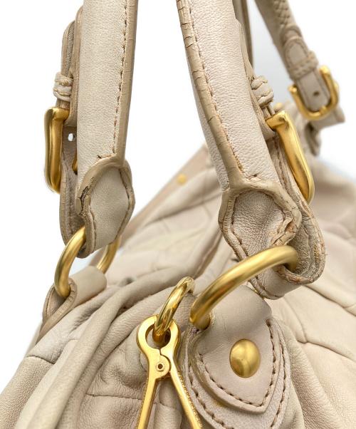 MIU MIU（ミュウミュウ）MIU MIU (ミュウミュウ) マテラッセ2WAYハンドバッグ アイボリーの古着・服飾アイテム