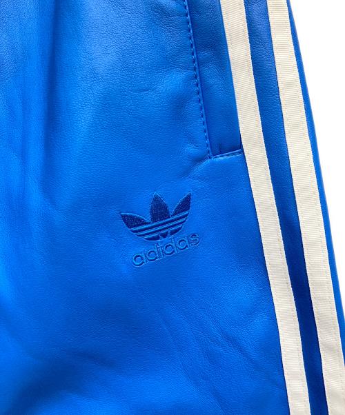 adidas Originals（アディダスオリジナル）adidas Originals (アディダスオリジナル) フェイクレザートラックスーツパンツ ブルー サイズ:XL 未使用品の古着・服飾アイテム
