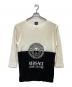 VERSACE JEANS COUTURE（ヴェルサーチ ジーンズクチュール）の古着「メデューサロゴレーヨンカットソー」｜ホワイト×ブラック