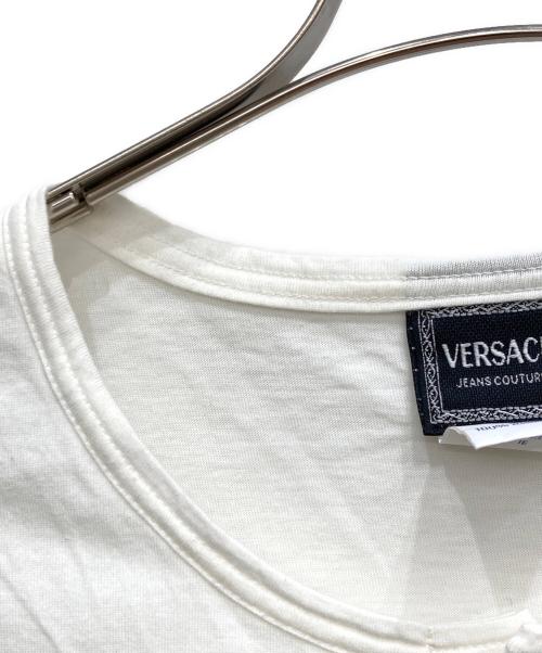 VERSACE JEANS COUTURE（ヴェルサーチ ジーンズクチュール）VERSACE JEANS COUTURE (ヴェルサーチ ジーンズクチュール) ヘンリーネックカットソー ホワイト サイズ:XLの古着・服飾アイテム