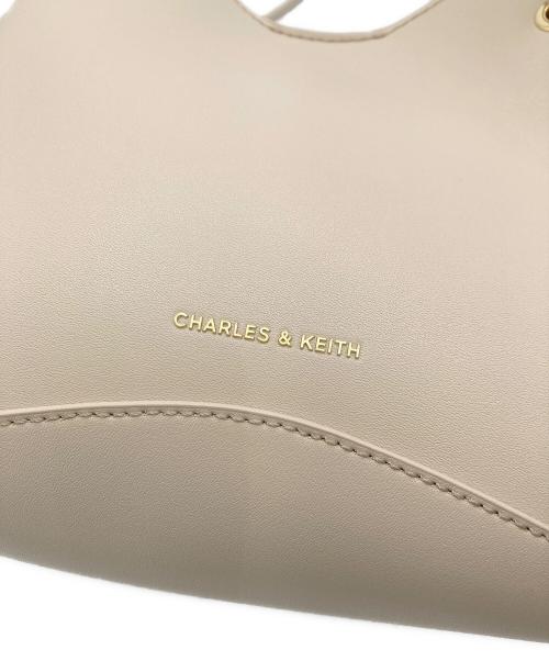 CHARLES & KEITH（チャールズアンドキース）CHARLES & KEITH (チャールズアンドキース) シビルジオメトリックバケットバック ベージュの古着・服飾アイテム