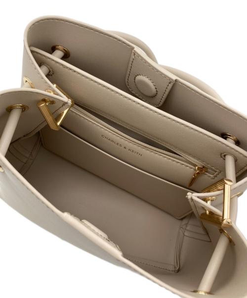 CHARLES & KEITH（チャールズアンドキース）CHARLES & KEITH (チャールズアンドキース) シビルジオメトリックバケットバック ベージュの古着・服飾アイテム