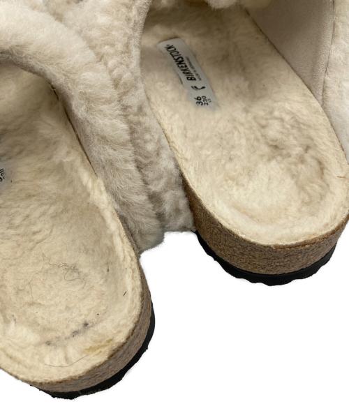 BIRKENSTOCK（ビルケンシュトック）BIRKENSTOCK (ビルケンシュトック) アリゾナ ビッグバックルテディ アイボリー サイズ:23cmの古着・服飾アイテム
