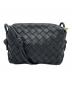 BOTTEGA VENETA（ボッテガベネタ）の古着「イントレチャート  ミニループ カメラバック」｜ブラック