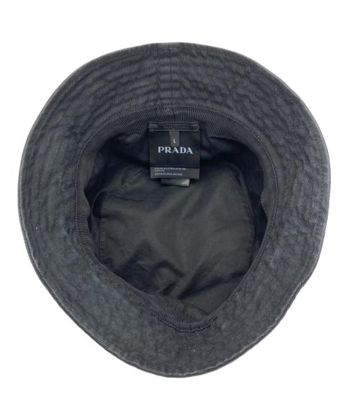 PRADA（プラダ）PRADA (プラダ) ヴィンテージ加工ロゴコットンバケットハット ブラックの古着・服飾アイテム
