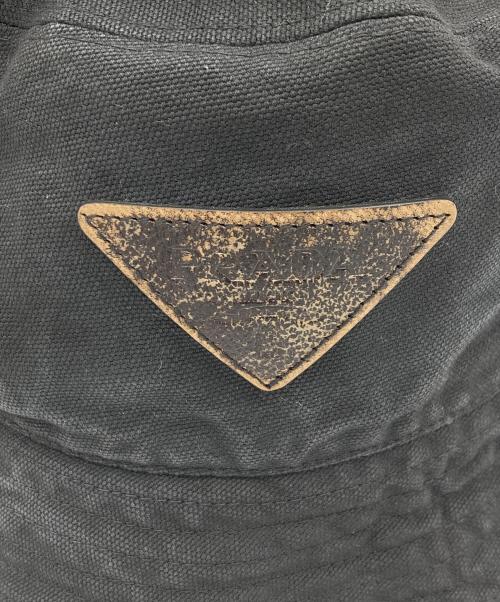 PRADA（プラダ）PRADA (プラダ) ヴィンテージ加工ロゴコットンバケットハット ブラックの古着・服飾アイテム