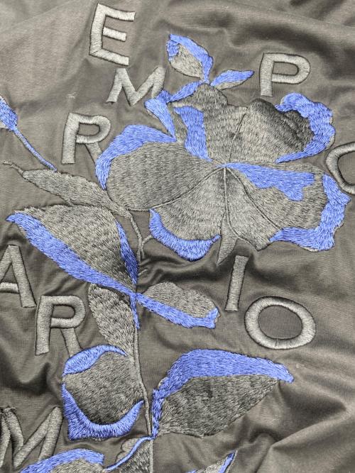 EMPORIO ARMANI（エンポリオ アルマーニ）EMPORIO ARMANI (エンポリオ アルマーニ) 刺繍モックネックカットソー ブラック サイズ:Mの古着・服飾アイテム