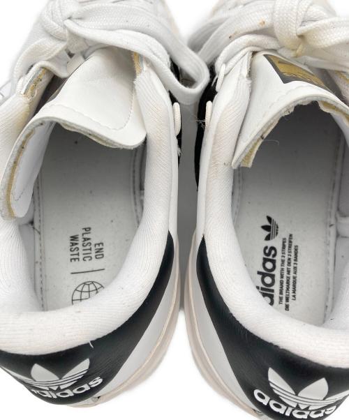 adidas（アディダス）adidas (アディダス) スニーカー ホワイト サイズ:23.5cmの古着・服飾アイテム