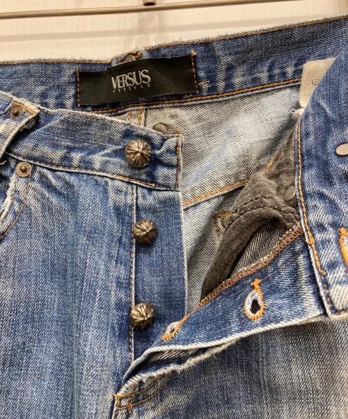 VERSUS VERSACE（ヴェルサス ヴェルサーチェ）VERSUS VERSACE (ヴェルサス ヴェルサーチェ) デニムパンツ ブルー サイズ:38の古着・服飾アイテム