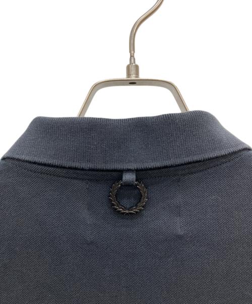 RAF SIMONS（ラフシモンズ）RAF SIMONS (ラフシモンズ) FRED PERRY (フレッドペリー) バックチャームポロシャツ ブラック サイズ:Sの古着・服飾アイテム