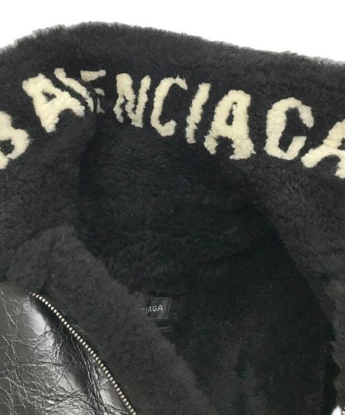 BALENCIAGA（バレンシアガ）BALENCIAGA (バレンシアガ) 17AW シアリングボンバージャケット ラムレザージャケット クラック加工 ムートンジャケット ガーメントケース付 534874 ブラック サイズ:48の古着・服飾アイテム