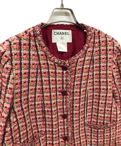 CHANEL（シャネル）CHANEL (シャネル) ツイードノーカラージャケット CHANEL シャネル フランス製 02P  シャネルツイード P19135V11057 レッド サイズ:46の古着・服飾アイテム