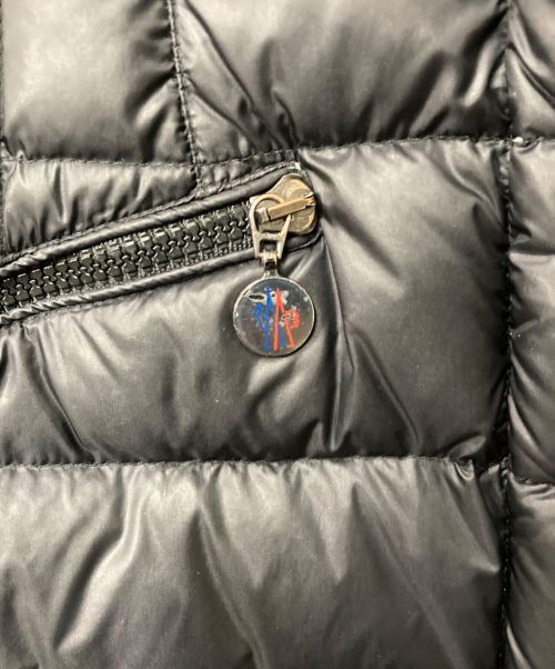 MONCLER（モンクレール）MONCLER (モンクレール) HERMIFUR フーデットダウンコート MONCLER モンクレール A20934995615 ブラック サイズ:1の古着・服飾アイテム