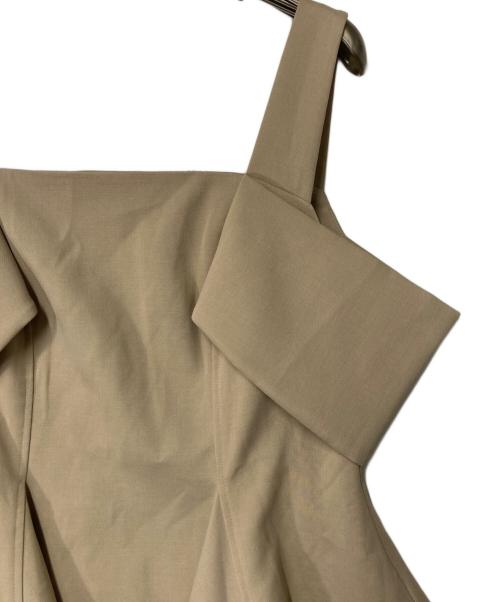 FRAY ID（フレイ アイディー）FRAY ID (フレイ アイディー) オフショルペプラムチュニック ベージュの古着・服飾アイテム