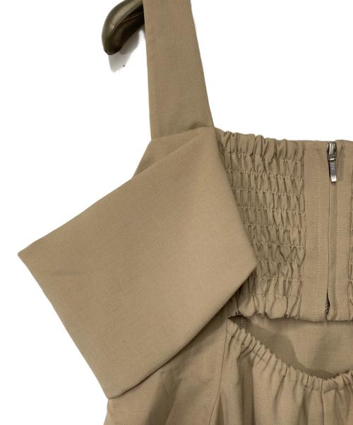 FRAY ID（フレイ アイディー）FRAY ID (フレイ アイディー) オフショルペプラムチュニック ベージュの古着・服飾アイテム