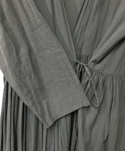 evam eva（エヴァムエヴァ）evam eva (エヴァムエヴァ) gather robe ギャザーローブ evam eva エヴァムエヴァ 日本製 E201T113 グレー サイズ:2の古着・服飾アイテム