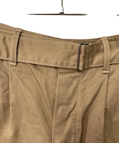 COMOLI（コモリ）COMOLI (コモリ) ベルテッドチノショーツ 101-03007 ベージュの古着・服飾アイテム