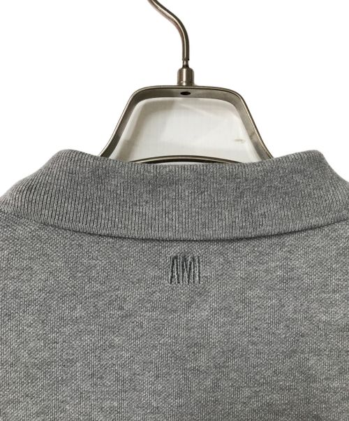 AMI Alexandre Mattiussi（アミアレクサンドルマテュッシ）AMI Alexandre Mattiussi (アミ アレクサンドル マテュッシ) ポロシャツ/AMI Alexandre Mattiussiアミ アレクサンドルマテュッシ/グレー/E22HPL001.760 グレー サイズ:XLの古着・服飾アイテム