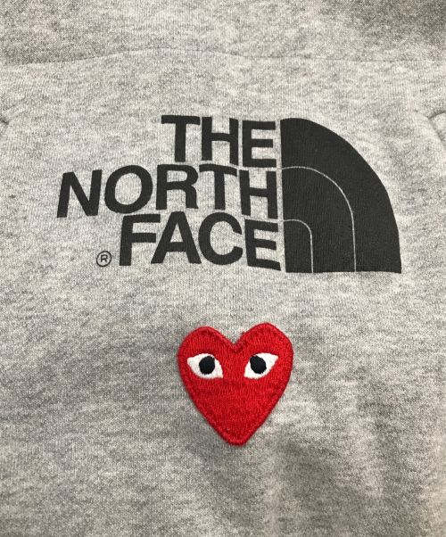 THE NORTH FACE（ザ ノース フェイス）THE NORTH FACE (ザ ノース フェイス) PLAY COMME des GARCONS (プレイ コムデギャルソン) プルオーバーパーカー AE-T203 グレー サイズ:Lの古着・服飾アイテム