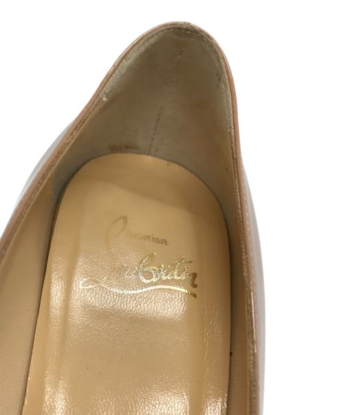 Christian Louboutin（クリスチャン・ルブタン）Christian Louboutin (クリスチャン・ルブタン) エナメルパンプス ベージュ サイズ:36 1/2の古着・服飾アイテム