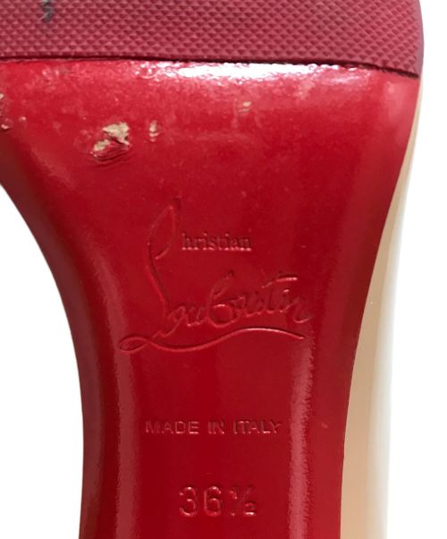 Christian Louboutin（クリスチャン・ルブタン）Christian Louboutin (クリスチャン・ルブタン) エナメルパンプス ベージュ サイズ:36 1/2の古着・服飾アイテム