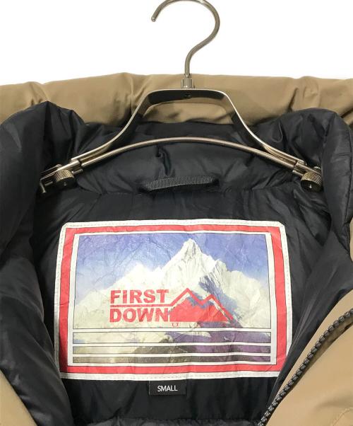 FIRST DOWN（ファーストダウン）FIRST DOWN (ファーストダウン) フーデットダウンジャケット 233-3515 ベージュ×ブラック サイズ:SMALLの古着・服飾アイテム