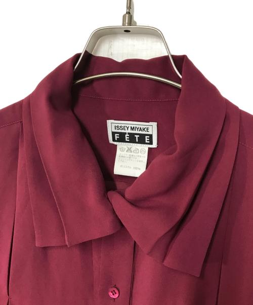 ISSEY MIYAKE FETE（イッセイミヤケフェット）ISSEY MIYAKE FETE (イッセイミヤケフェット) プリーツシアーシャツ IF84FJ708 ボルドー サイズ:2の古着・服飾アイテム