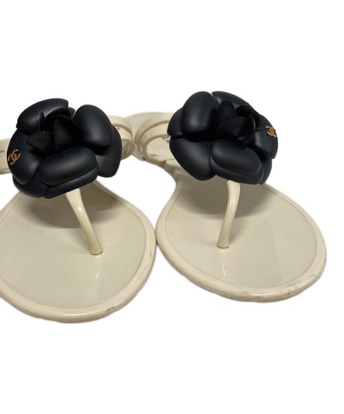 CHANEL（シャネル）CHANEL (シャネル) カメリアラバーサンダル ホワイト×ブラック サイズ:SIZE 38の古着・服飾アイテム